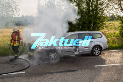 PKW fängt plötzlich während der Fahrt Feuer
