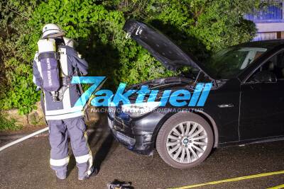 Brand eines Unterstandes greift auf PKW über