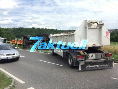 Schwerer Unfall mit Bauschutt-LKW - Zugmaschine liegt auf der Seite, Fahrer eingeklemmt