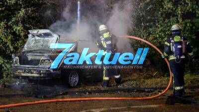 PKW brennt nach Unfall komplett aus - 3 Verletzte