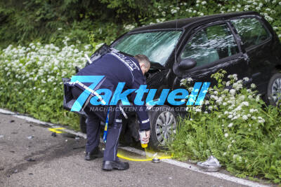 Verkehrsunfall mit 3 PKW: Auto überschlägt sich - 3 Verletzte