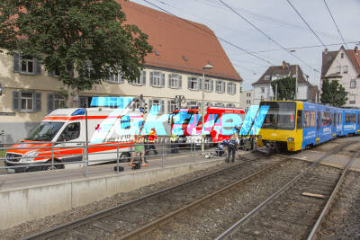 Stadtbahn übersehen: Rentnerin wird beim Überqueren von Gleisen von Zug erfasst und schwer verletzt