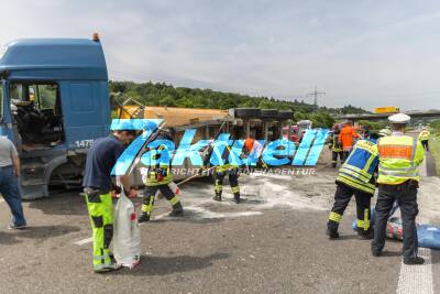 Spektakulärer Unfall auf der B 10: LKW durchbricht Leitplanke und Kippt um