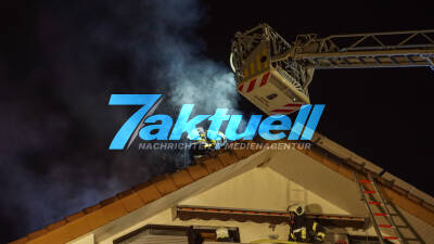 Flammen schlagen aus Dach eines Wohnhauses in Asperg