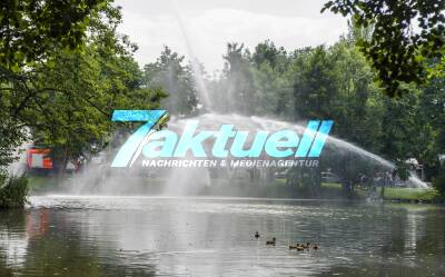 Hitze: Fischrettung durch Sauerstoffzufuhr der Feuerwehr am Riedsee in Stuttgart-Möhringen