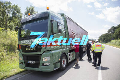 Nach starkem Bremsmanöver: Lkw-Ladung (22t Stahlrohre) verrutscht und Führerhaus durchbrochen