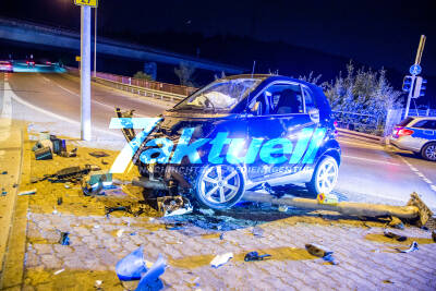 Smart rast Fußgängerampel um - Fahrer wird verletzt