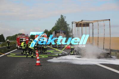 Mit Klappbetten (Schaumstoff-Matratzen) beladener LKW brennt auf A81 vollständig aus - 40min Vollsperrung