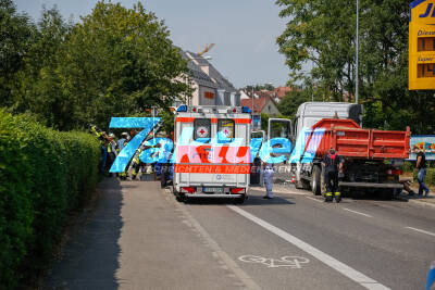 Auf Gegenfahrbahn geraten: Lancia kracht beim Abbiegen gegen LKW