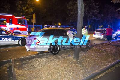 Alkohol und zu schnell: Mercedes kracht auf der Mercedesstraße gegen Baum - Totalschaden