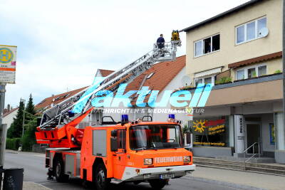 Übergewichtige Frau wird in Esslingen Zell mit Drehleiter aus der Wohnung geholt