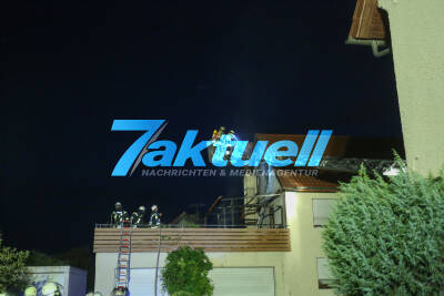 Dach fängt nach Balkonbrand Feuer in Ingersheim