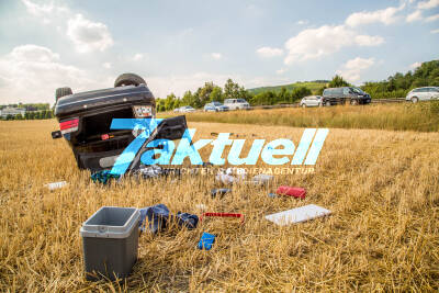 Überschlag im Acker: 2 PKW kollidieren auf Bundesstraße und landen im Feld - BMW überschlägt sich