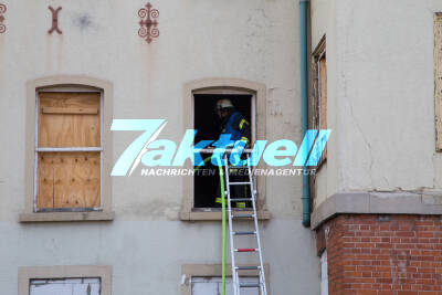 Jugendliche verursachen komplizierten Brand in einer Fabrik