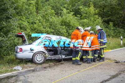 PKW kracht auf der L1120 gegen Baum - 3 Schwerverletzte