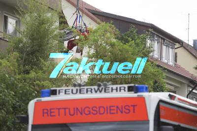 Übergewichtige Frau wird mit Höhenretter & Kranwagen der Berufsfeuerwehr aus Wohnung geholt