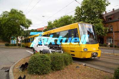Stadtbahn kracht gegen Kleintransporter - 2 Verletzte