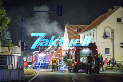Wohnhausvollbrand fordert Feuerwehren auf dem Land - Großeinsatz in Achstetten