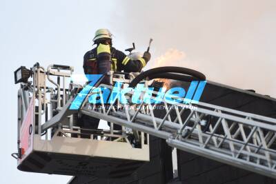 Dachstuhl eines katholischen Gemeindehauses in Flammen