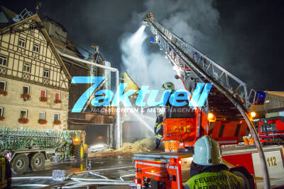 Großbrand einer Lagerhalle für Holzprodukte - Einstürzende Silos beschädigen Haus