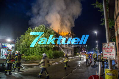 Flammeninferno zerstört geplante Asylunterkunft - Polizei bestätigt Brandstiftung