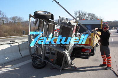 Lkw rast auf A5 in Baustelle - Fahrbare Absperrtafel nur noch Schrott