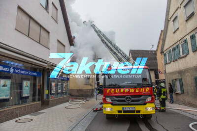 Ludwigsburg / Neckarweihingen: Gebäude brennt nach Vollbrand komplett aus