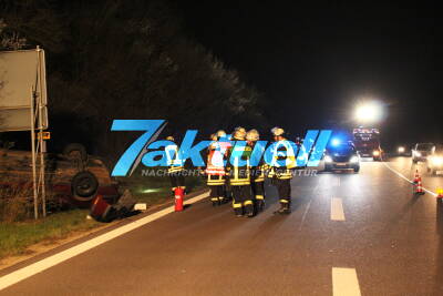 Pkw überschlägt sich auf B36 und kommt an Wegweiser zum stehen
