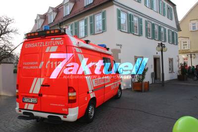 Müllcontainer brennt an Apotheken-Fassade in Pfullingen während dem Markt