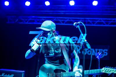 Jupiter Jones rocken das Wizemann -  die Fans feiern und rocken im Partymodus