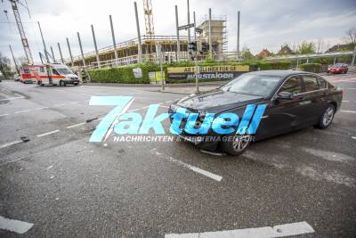 2 BMW crashen auf Kreuzung ineinander - Wagen durchbricht Baustellenwand