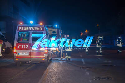 Paletten Brennen vor Firmangebäude und beschädigen dieses, Feuerwehr mit Großaufgebot vor Ort