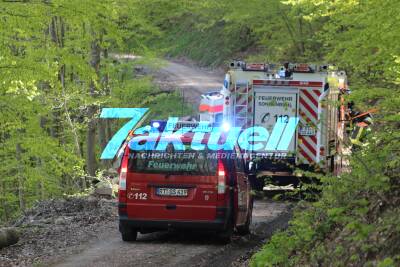 Vatertagswanderung endet abrupt – Rettungswagen rutscht im Wald ab bei Sonnenbühl-Willmandingen