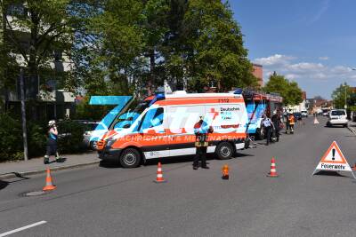 Schwächeanfall: 74-Jähriger verliert Kontrolle, kracht gegen geparkten Transporter und kracht dann in Hecke