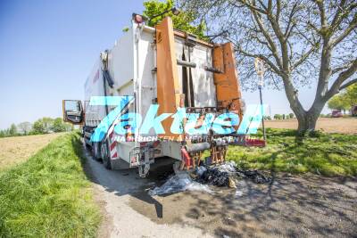 Papiermüll fängt in Müllauto an zu brennen