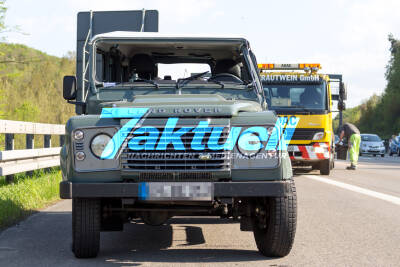 Landrover liegt nach Crash mit BMW auf der Seite - Involvierter Sattelzug begeht Unfallflucht