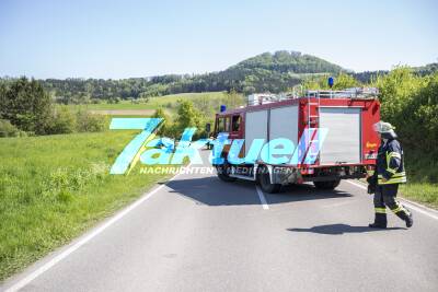 2 Tote nach Frontalcrash mit PKW und Motorrad - Motorrad fängt an zu brennen