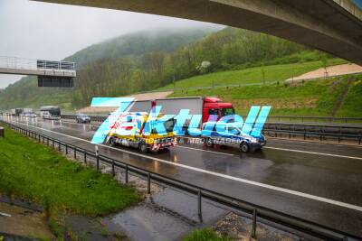 LKWs zerquetschen Golf auf der A8 - Fahrer muss lebensgefährlich verletzt aus dem völlig zerstörtem Wrack gerettet werden