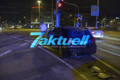 Verkehrsunfall auf König-Karls-Brücke: Mercedes wird abgedrängt und kracht gegen Ampelmast
