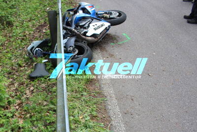 Fahrer von Sportmotorrad stürzt in scharfer Kurve und verletzt sich schwer