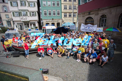 Bürger und DLRG versammeln sich vor dem alten Rathaus in Esslingen, um die Wichtigkeit der 3 Bäder zu Verdeutlichen