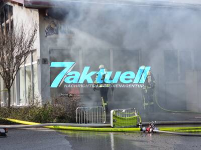 Lebenswerk Zweiradgeschäft durch Vollbrand zerstört - 1 Person leicht verletzt -  Großeinsatz der Feuerwehr