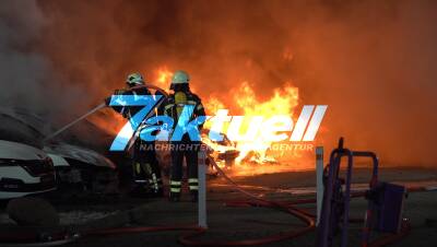 Brandanschlag auf Škoda-Autohaus - 13 Fahrzeuge abgebrannt - Autos stehen in Vollbrand - meterhohe Flammen