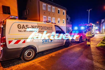 Gasgeruch in Wohnhaus - Bewohner vom Mehrfamilienhaus evakuiert - Feuerwehr & Gasnotdienst im Einsatz