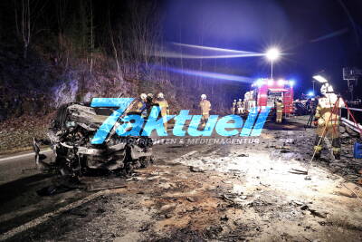1 Tote, zwei schwer Verletzte nach Horror-Crash - 22-jährige chinesische Touristin fährt auf falscher Straßenseite - Geisterfahrerin / Spur verwechselt? Zwei Unfallopfer mit Notarzthubschrauber in Klinik geflogen
