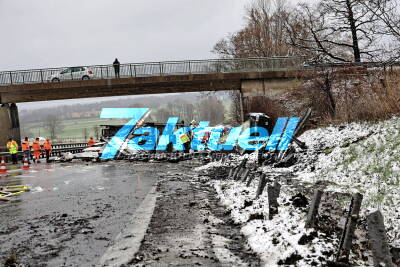 Umwelt-Alarm - Ölsperre zum Chiemsee nach VU: 6 brandneue PKWs nach Glätteunfall mit Autoanhänger teilweise Schrott -  mehrere Hunderttausend Euro Schaden - A8 voll gesperrt; Hunderte Liter Kraftstoff und Hydraulik Öle gefährden Brutgebiet am Chiemse - Umweltalarm.