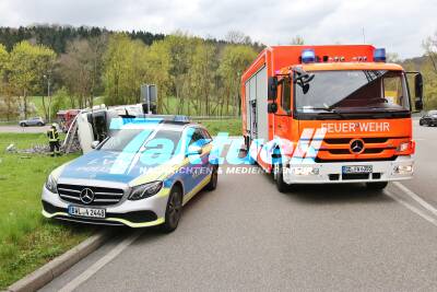 LKW kippt in Kreisverkehr um - Stauchaos in Schwäbisch Gmünd - Fahrzeug mit Metallschrott beladen