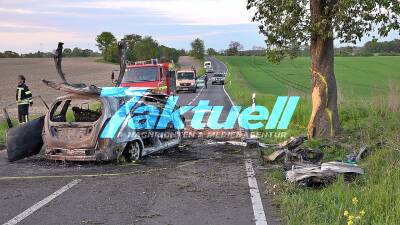 Horroreinsatz für die Retter der Feuerwehr Kyritz - PKW kollidiert mit Baum und fängt an zu brennen - Fahrer stirbt in den Flammen - Retter sind machtlos und können nichts machen
