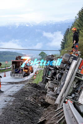 Tanklaster stürzt von Autobahn - 250.000 € Schaden schwierige Bergung mit Kran - Durch Regenfälle durchnässtes Fahrbahnbankett hat nachgegeben