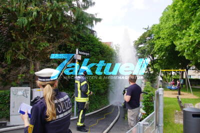 Rauch aus Dachgeschosswohnung - Feuerwehr rückt mit Großaufgebot aus